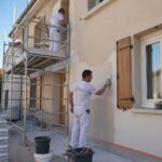 découvrez comment estimer le budget pour un ravalement de façade et les critères essentiels pour choisir un artisan qualifié et fiable.